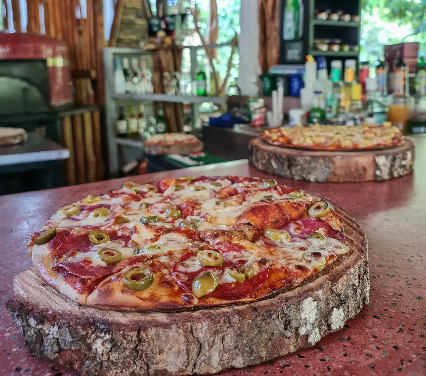 Pizza en horno de piedra del restaurante de EntreAguas, entre el bosque